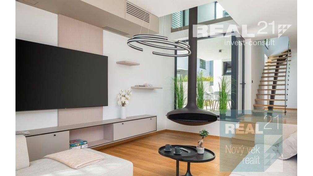 Ponúkame na predaj exkluzívnu modernú vilu nachádzajúcu sa v malebnom prímorskom mestečku Petrčane.