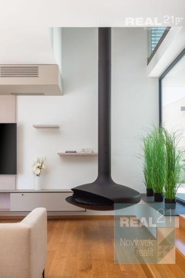 Ponúkame na predaj exkluzívnu modernú vilu nachádzajúcu sa v malebnom prímorskom mestečku Petrčane.