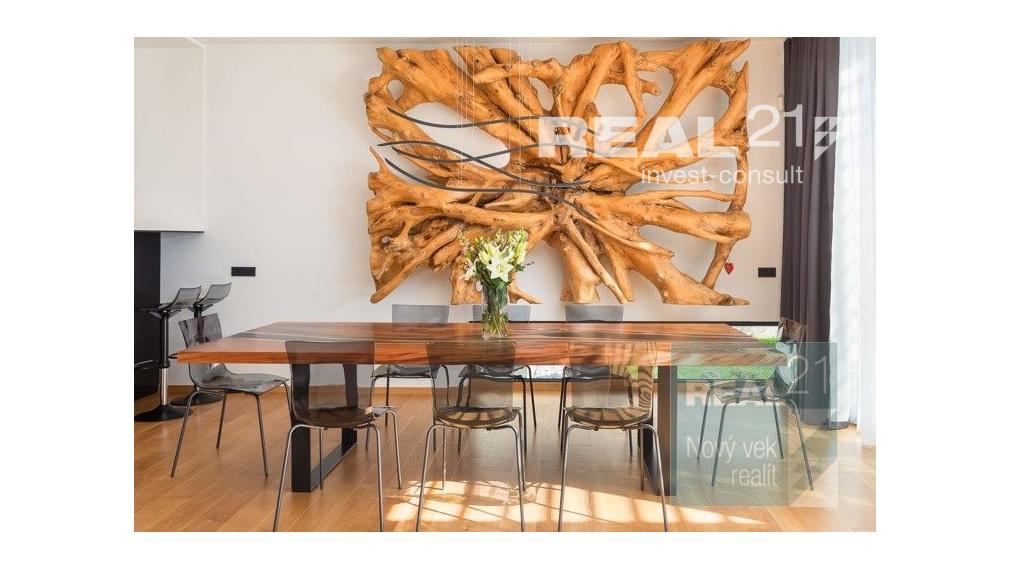 Ponúkame na predaj exkluzívnu modernú vilu nachádzajúcu sa v malebnom prímorskom mestečku Petrčane.