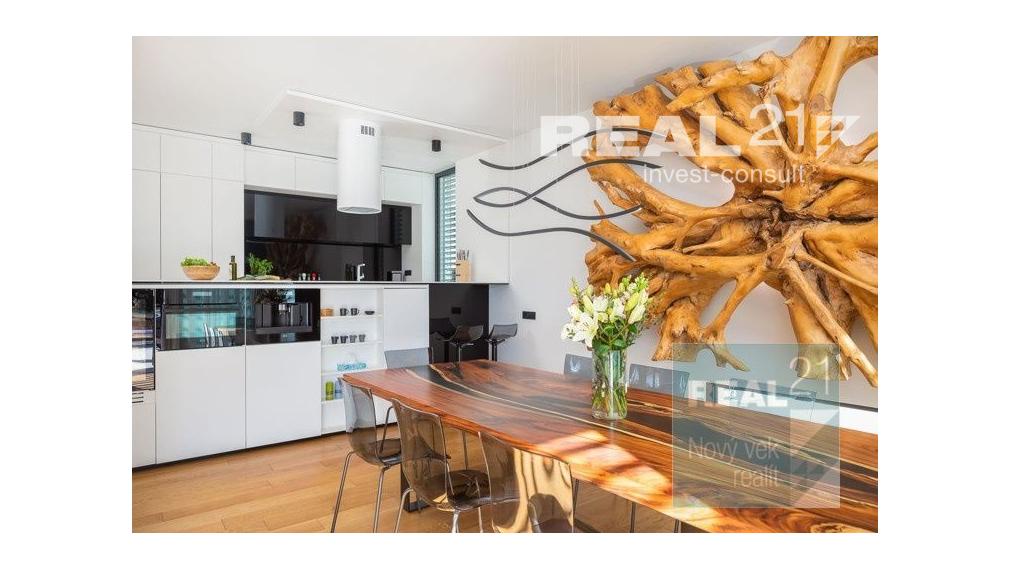 Ponúkame na predaj exkluzívnu modernú vilu nachádzajúcu sa v malebnom prímorskom mestečku Petrčane.