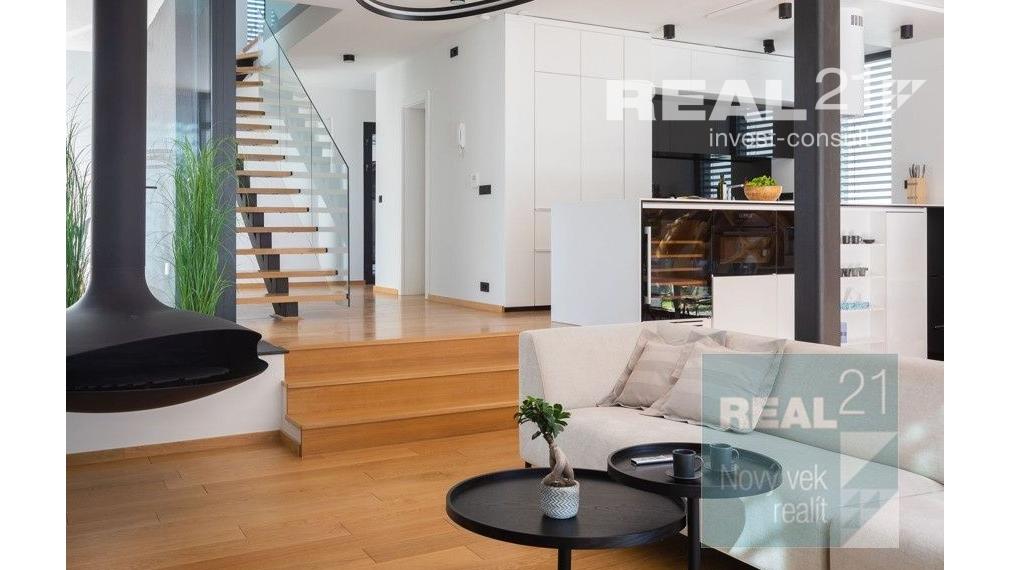 Ponúkame na predaj exkluzívnu modernú vilu nachádzajúcu sa v malebnom prímorskom mestečku Petrčane.