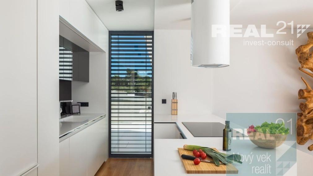 Ponúkame na predaj exkluzívnu modernú vilu nachádzajúcu sa v malebnom prímorskom mestečku Petrčane.