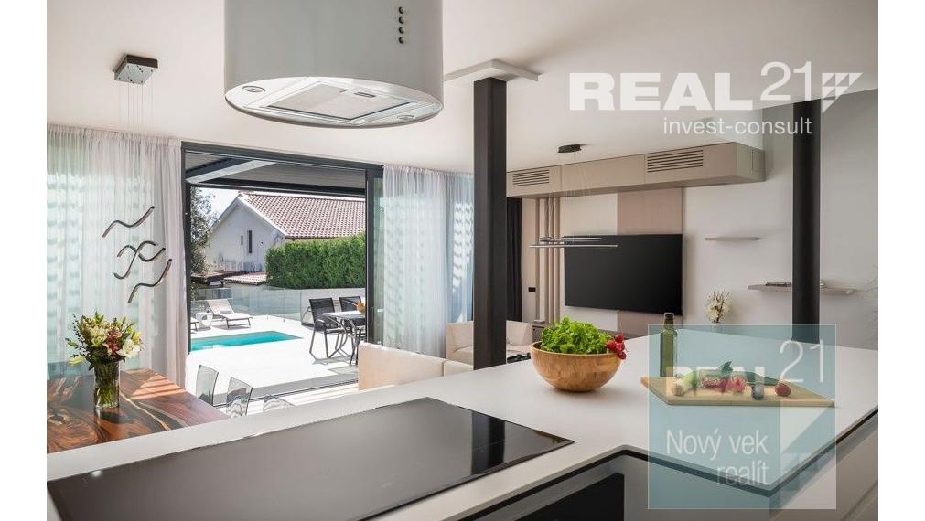 Ponúkame na predaj exkluzívnu modernú vilu nachádzajúcu sa v malebnom prímorskom mestečku Petrčane.