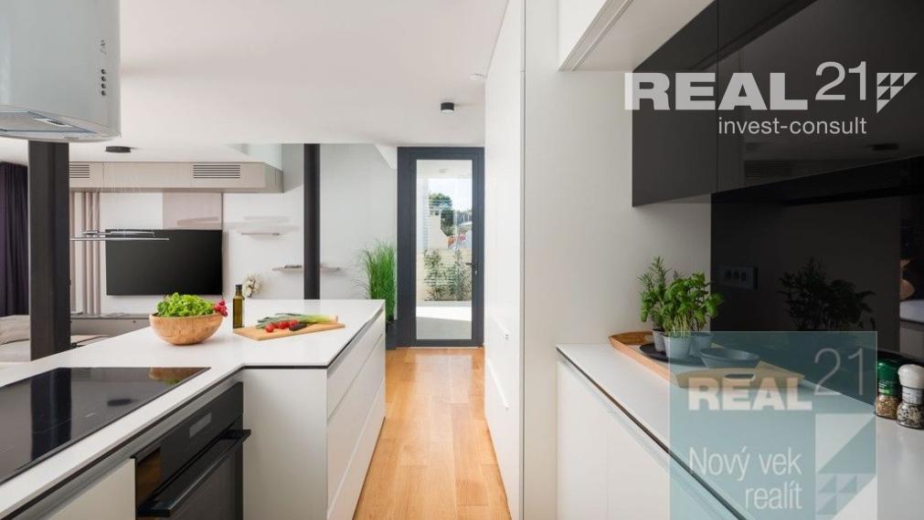 Ponúkame na predaj exkluzívnu modernú vilu nachádzajúcu sa v malebnom prímorskom mestečku Petrčane.