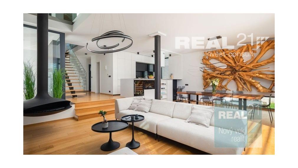 Ponúkame na predaj exkluzívnu modernú vilu nachádzajúcu sa v malebnom prímorskom mestečku Petrčane.