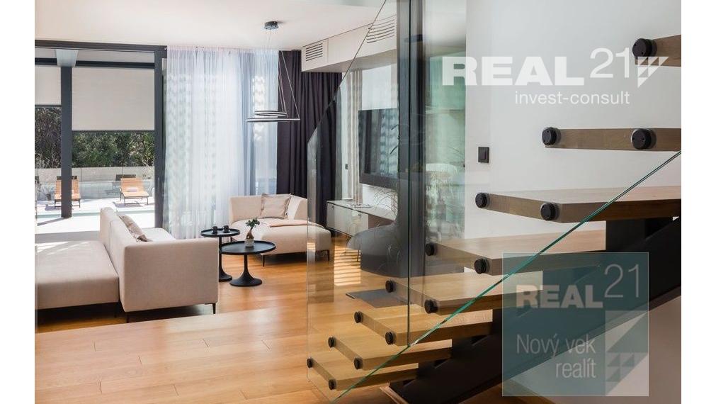 Ponúkame na predaj exkluzívnu modernú vilu nachádzajúcu sa v malebnom prímorskom mestečku Petrčane.