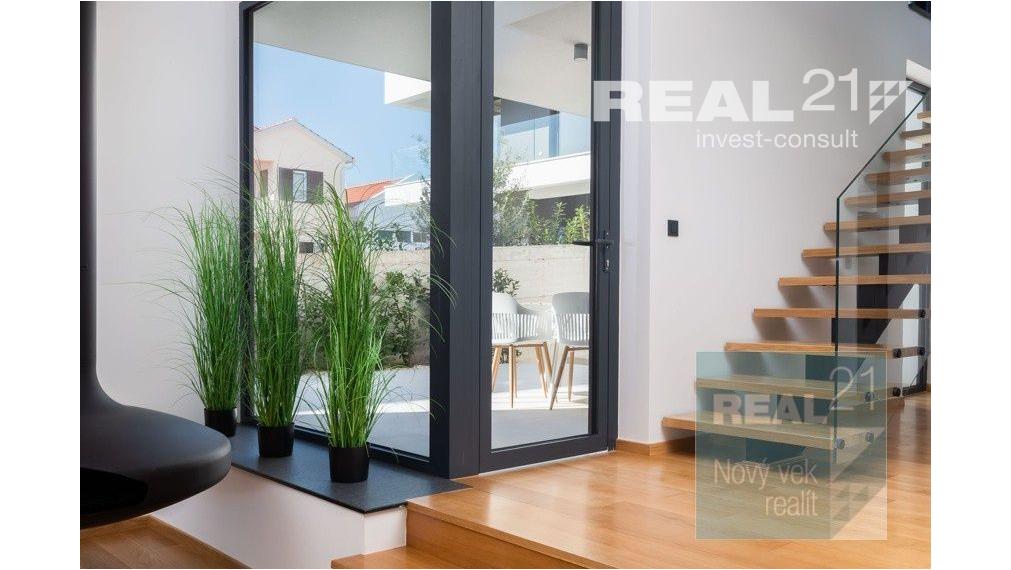 Ponúkame na predaj exkluzívnu modernú vilu nachádzajúcu sa v malebnom prímorskom mestečku Petrčane.