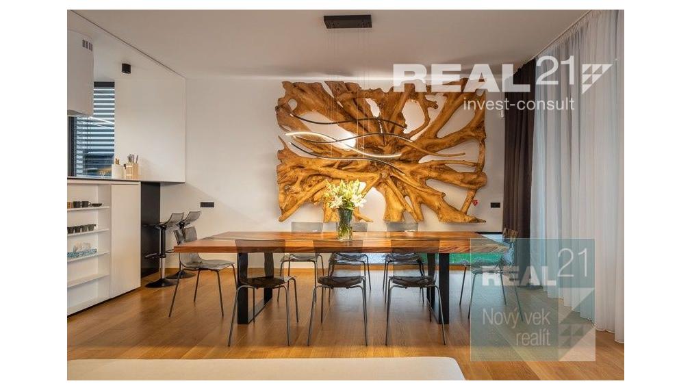 Ponúkame na predaj exkluzívnu modernú vilu nachádzajúcu sa v malebnom prímorskom mestečku Petrčane.