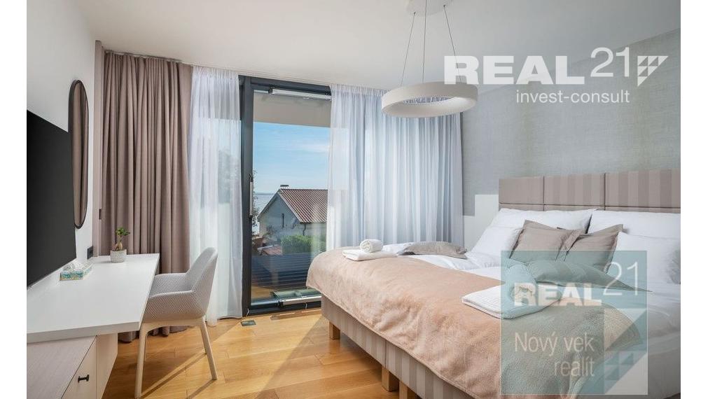 Ponúkame na predaj exkluzívnu modernú vilu nachádzajúcu sa v malebnom prímorskom mestečku Petrčane.