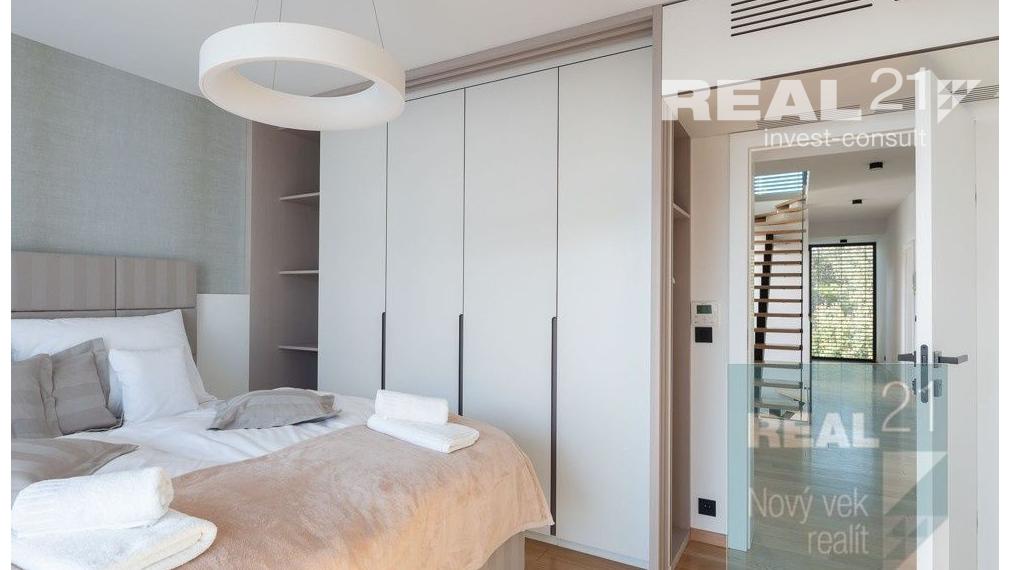 Ponúkame na predaj exkluzívnu modernú vilu nachádzajúcu sa v malebnom prímorskom mestečku Petrčane.