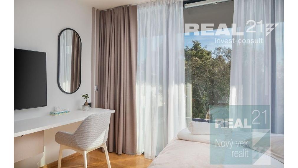 Ponúkame na predaj exkluzívnu modernú vilu nachádzajúcu sa v malebnom prímorskom mestečku Petrčane.