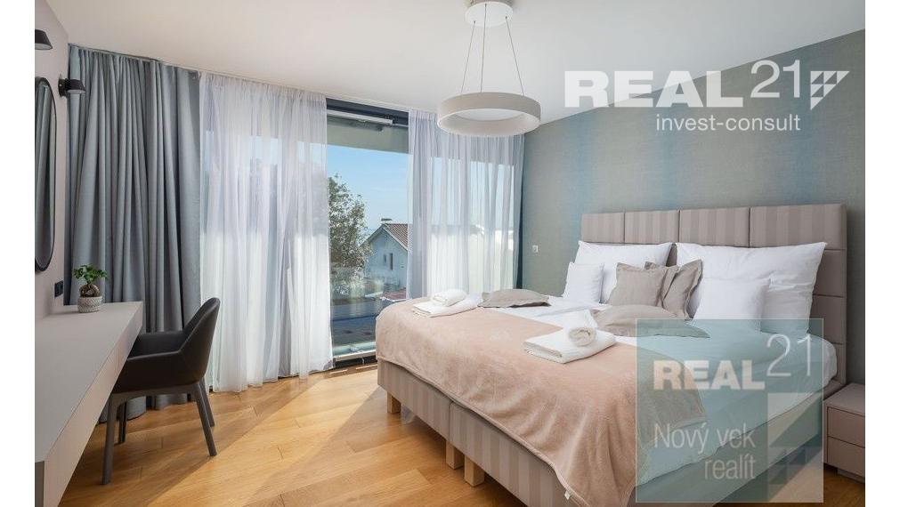 Ponúkame na predaj exkluzívnu modernú vilu nachádzajúcu sa v malebnom prímorskom mestečku Petrčane.