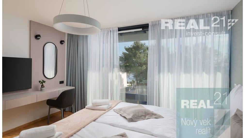 Ponúkame na predaj exkluzívnu modernú vilu nachádzajúcu sa v malebnom prímorskom mestečku Petrčane.