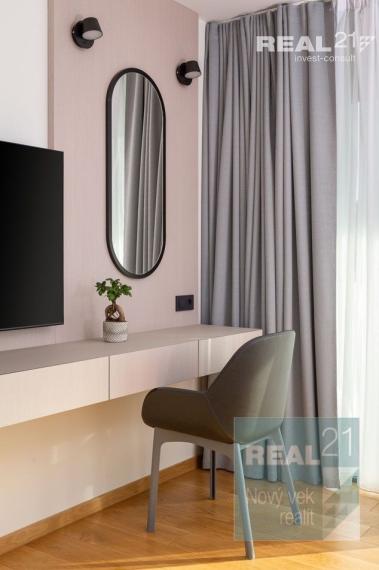 Ponúkame na predaj exkluzívnu modernú vilu nachádzajúcu sa v malebnom prímorskom mestečku Petrčane.