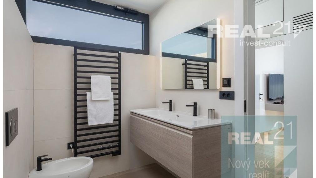 Ponúkame na predaj exkluzívnu modernú vilu nachádzajúcu sa v malebnom prímorskom mestečku Petrčane.