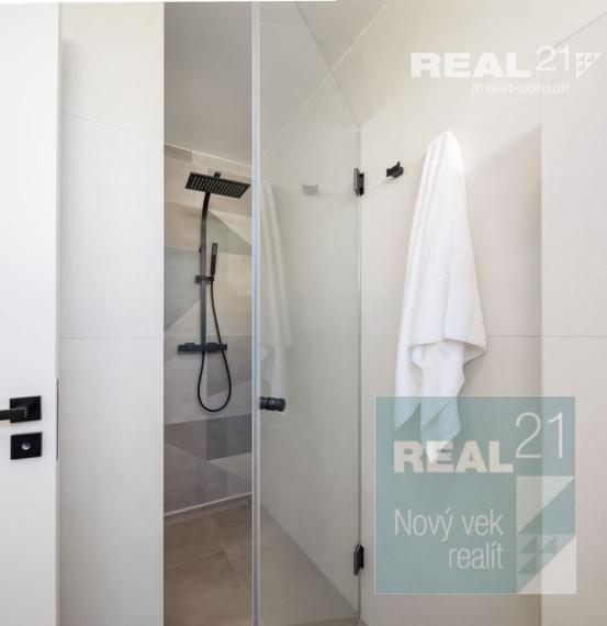 Ponúkame na predaj exkluzívnu modernú vilu nachádzajúcu sa v malebnom prímorskom mestečku Petrčane.