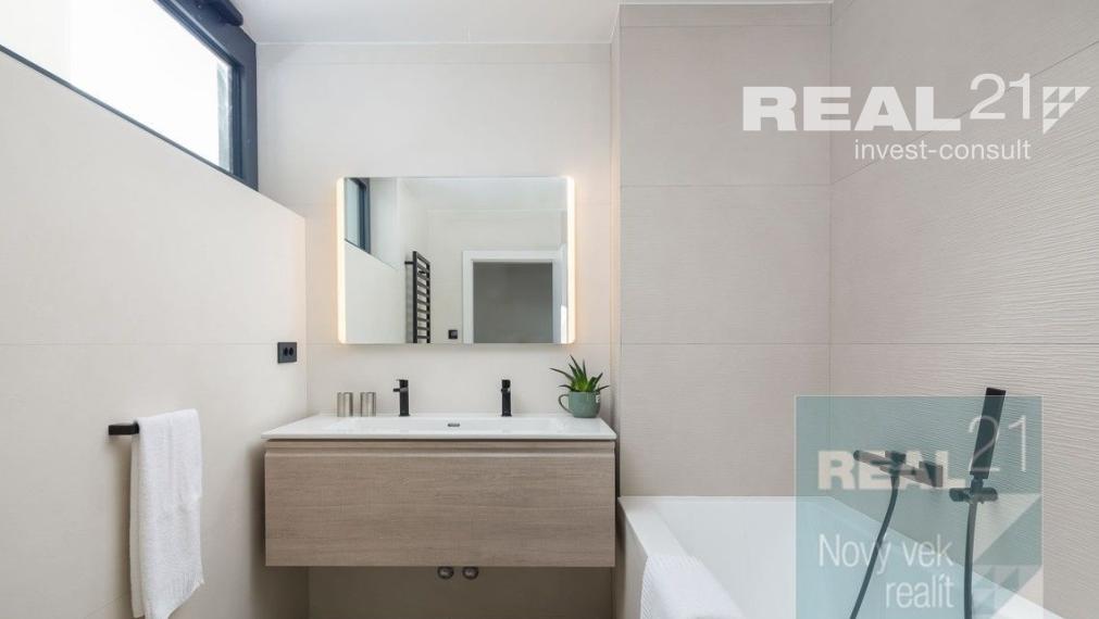 Ponúkame na predaj exkluzívnu modernú vilu nachádzajúcu sa v malebnom prímorskom mestečku Petrčane.