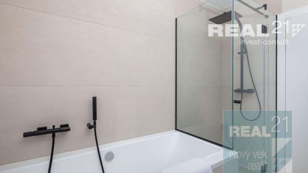 Ponúkame na predaj exkluzívnu modernú vilu nachádzajúcu sa v malebnom prímorskom mestečku Petrčane.