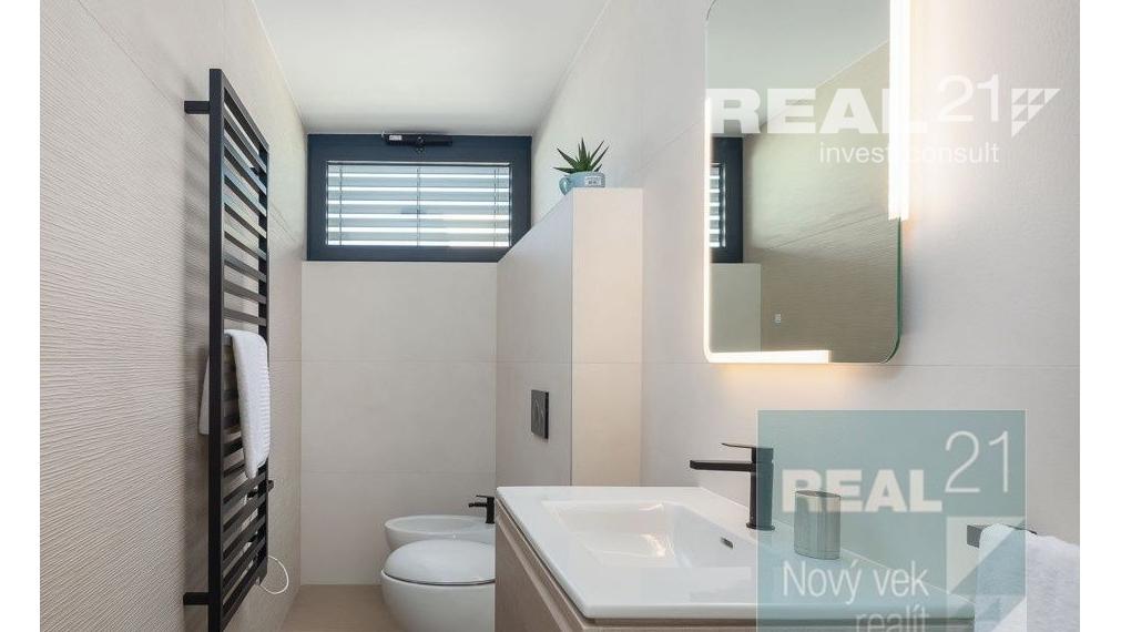 Ponúkame na predaj exkluzívnu modernú vilu nachádzajúcu sa v malebnom prímorskom mestečku Petrčane.