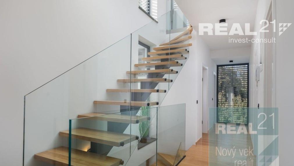 Ponúkame na predaj exkluzívnu modernú vilu nachádzajúcu sa v malebnom prímorskom mestečku Petrčane.