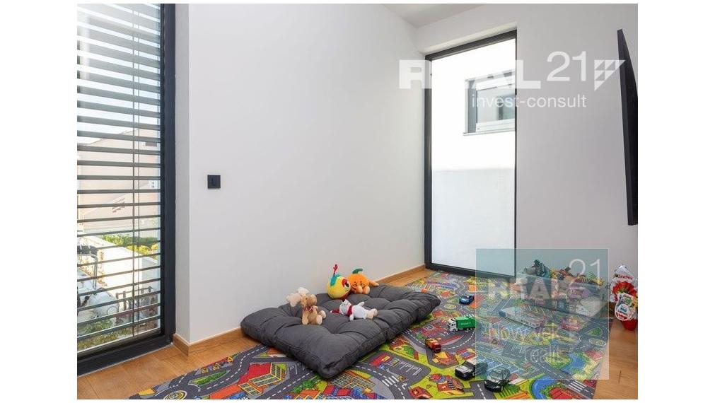 Ponúkame na predaj exkluzívnu modernú vilu nachádzajúcu sa v malebnom prímorskom mestečku Petrčane.