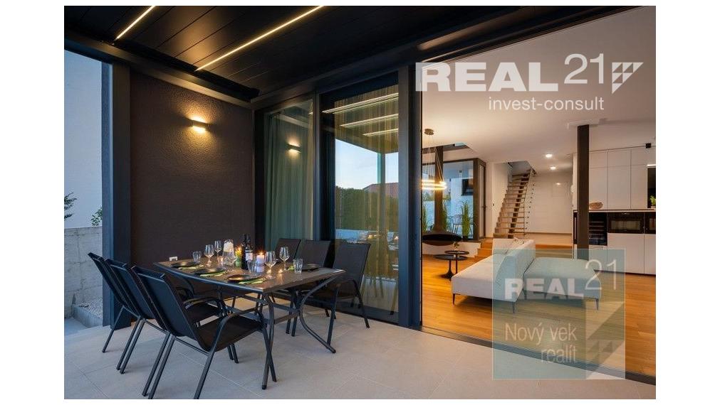 Ponúkame na predaj exkluzívnu modernú vilu nachádzajúcu sa v malebnom prímorskom mestečku Petrčane.