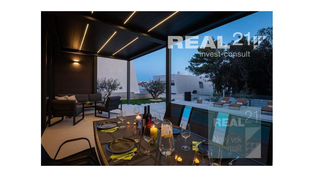 Ponúkame na predaj exkluzívnu modernú vilu nachádzajúcu sa v malebnom prímorskom mestečku Petrčane.