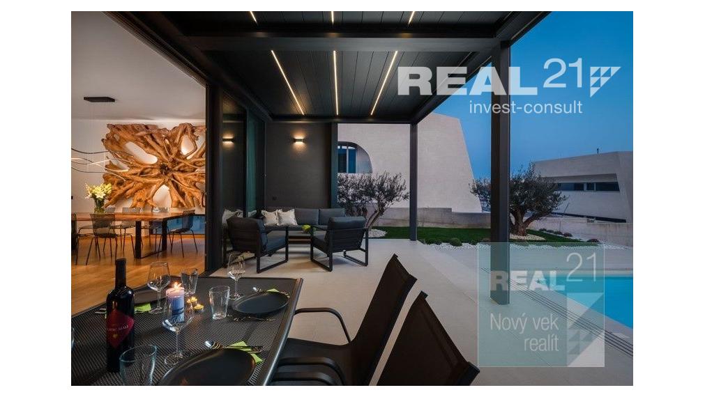 Ponúkame na predaj exkluzívnu modernú vilu nachádzajúcu sa v malebnom prímorskom mestečku Petrčane.