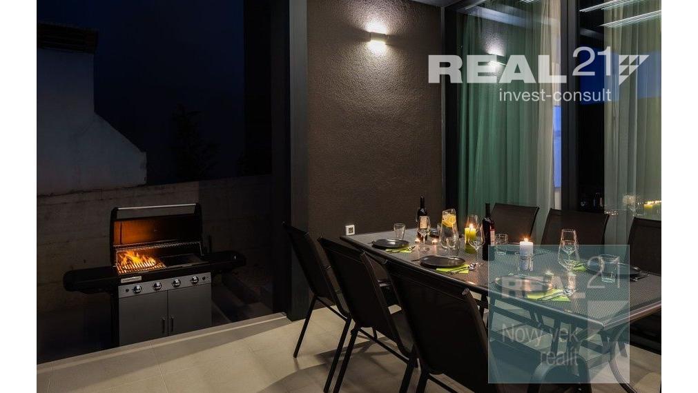 Ponúkame na predaj exkluzívnu modernú vilu nachádzajúcu sa v malebnom prímorskom mestečku Petrčane.