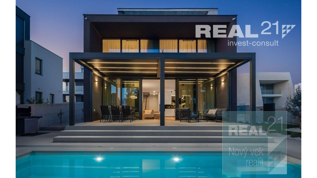 Ponúkame na predaj exkluzívnu modernú vilu nachádzajúcu sa v malebnom prímorskom mestečku Petrčane.