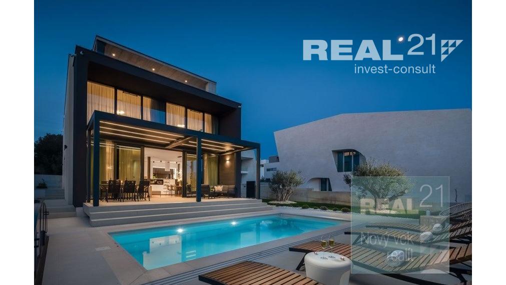 Ponúkame na predaj exkluzívnu modernú vilu nachádzajúcu sa v malebnom prímorskom mestečku Petrčane.