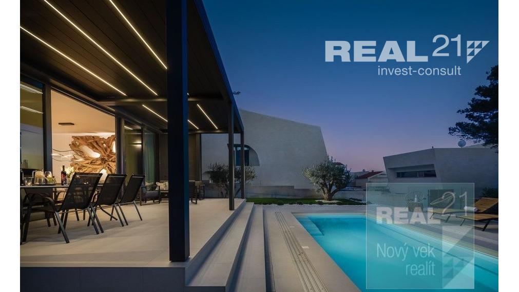 Ponúkame na predaj exkluzívnu modernú vilu nachádzajúcu sa v malebnom prímorskom mestečku Petrčane.