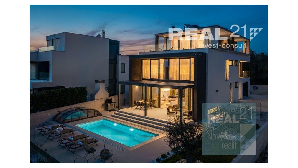 Ponúkame na predaj exkluzívnu modernú vilu nachádzajúcu sa v malebnom prímorskom mestečku Petrčane.
