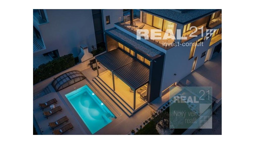 Ponúkame na predaj exkluzívnu modernú vilu nachádzajúcu sa v malebnom prímorskom mestečku Petrčane.