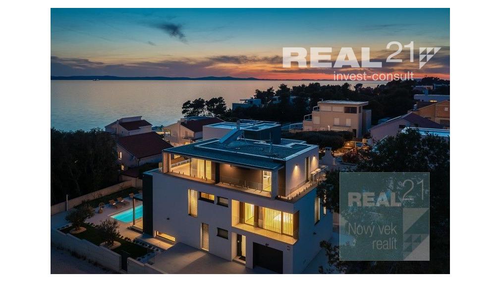 Ponúkame na predaj exkluzívnu modernú vilu nachádzajúcu sa v malebnom prímorskom mestečku Petrčane.