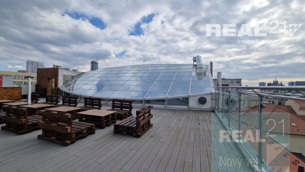 Exkluzívne u nás. Ponúkame na prenájom moderné nadštandardné administratívne priestory na Dobrovičovej ulici 8. v Bratislave.