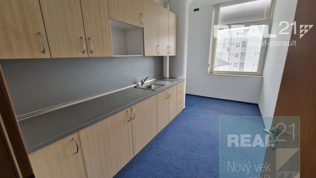 Exkluzívne u nás. Ponúkame na prenájom moderné nadštandardné administratívne priestory na Dobrovičovej ulici 8. v Bratislave.