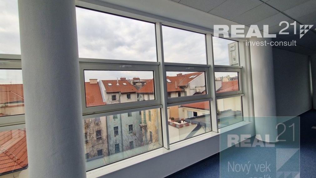 Exkluzívne u nás. Ponúkame na prenájom moderné nadštandardné administratívne priestory na Dobrovičovej ulici 8. v Bratislave.