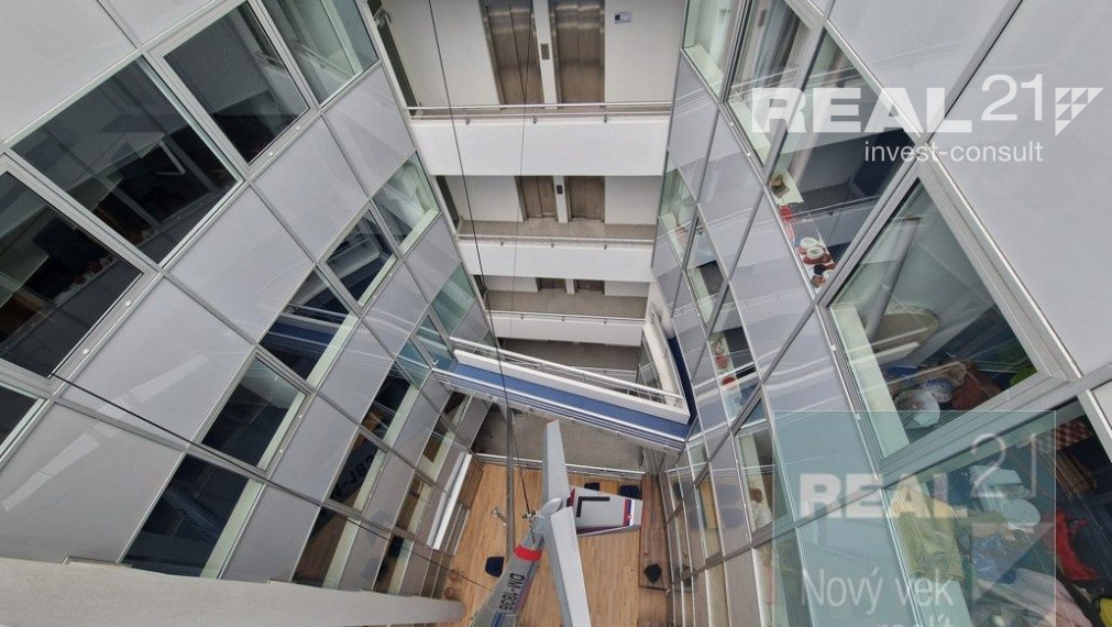 Exkluzívne u nás. Ponúkame na prenájom moderné nadštandardné administratívne priestory na Dobrovičovej ulici 8. v Bratislave.