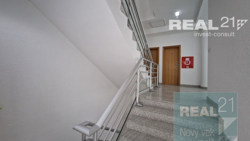 Exkluzívne u nás. Ponúkame na prenájom moderné nadštandardné administratívne priestory na Dobrovičovej ulici 8. v Bratislave.