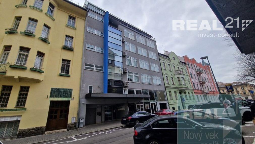 Exkluzívne u nás. Ponúkame na prenájom moderné nadštandardné administratívne priestory na Dobrovičovej ulici 8. v Bratislave.