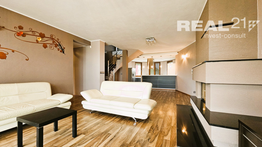 REZERVOVANÝ - Nadštandardný 6 izbový RD neďaleko Piešťan.