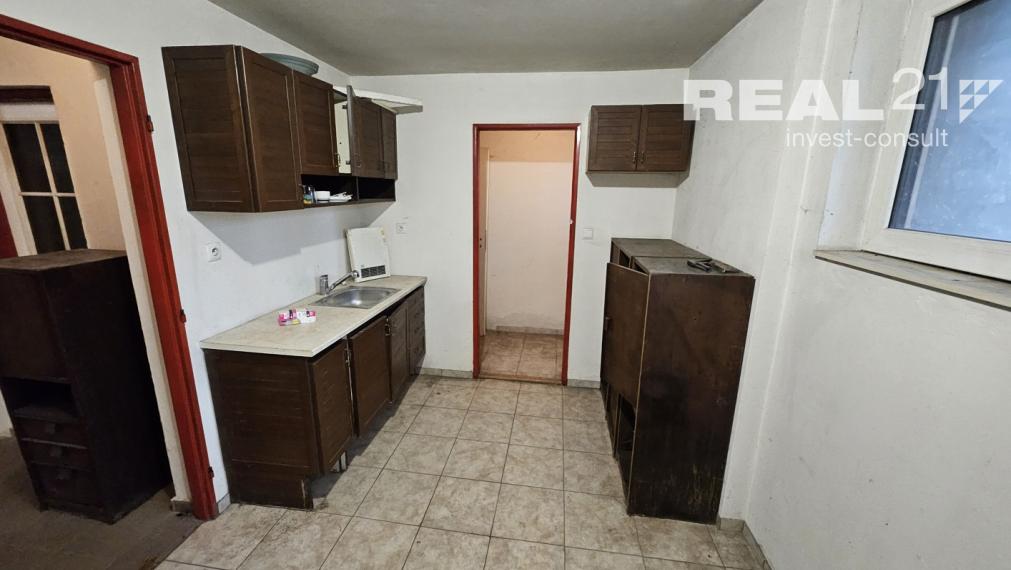 Staršia hala s kanceláriou v Šebešťanovej