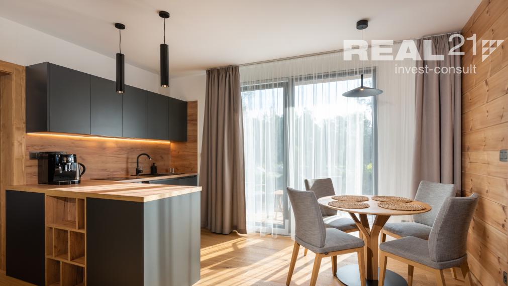 Rezervované! Exkluzívny 3 izbový apartmán s výhľadom na Lomnický štít priamo v srdci golfového areálu Black Stork – Veľká Lomnica. Možný odpočet DPH.