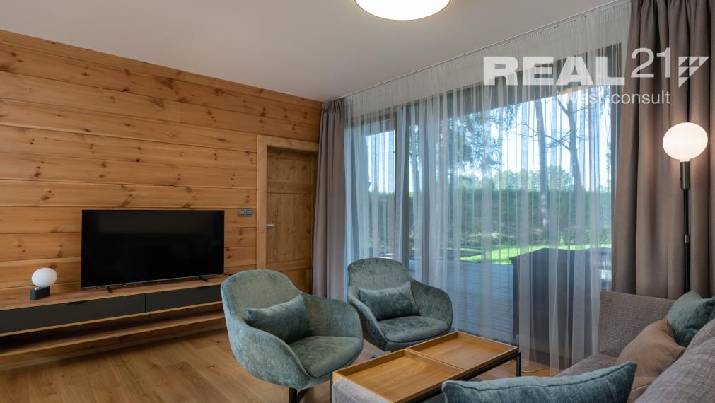 Rezervované! Exkluzívny 3 izbový apartmán s výhľadom na Lomnický štít priamo v srdci golfového areálu Black Stork – Veľká Lomnica. Možný odpočet DPH.