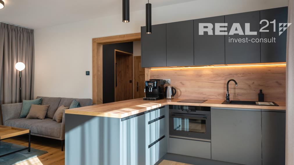 Rezervované! Exkluzívny 3 izbový apartmán s výhľadom na Lomnický štít priamo v srdci golfového areálu Black Stork – Veľká Lomnica. Možný odpočet DPH.