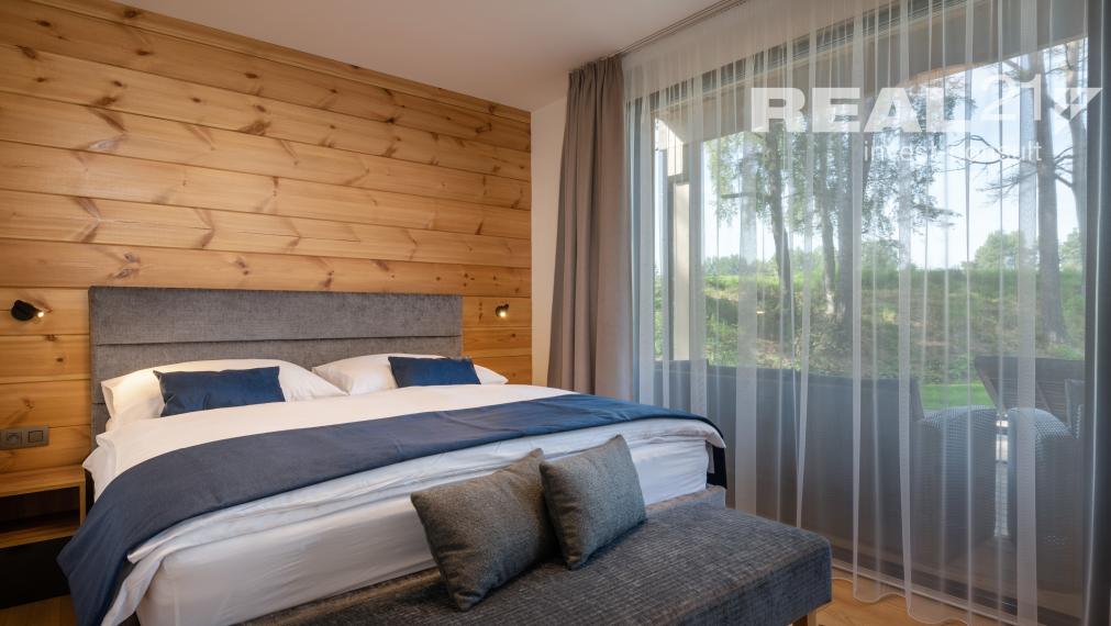 Rezervované! Exkluzívny 3 izbový apartmán s výhľadom na Lomnický štít priamo v srdci golfového areálu Black Stork – Veľká Lomnica. Možný odpočet DPH.