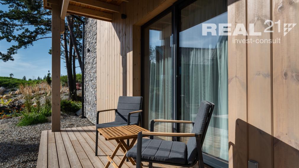 Rezervované! Exkluzívny 3 izbový apartmán s výhľadom na Lomnický štít priamo v srdci golfového areálu Black Stork – Veľká Lomnica. Možný odpočet DPH.