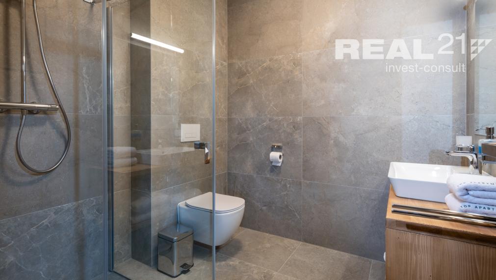 Rezervované! Exkluzívny 3 izbový apartmán s výhľadom na Lomnický štít priamo v srdci golfového areálu Black Stork – Veľká Lomnica. Možný odpočet DPH.