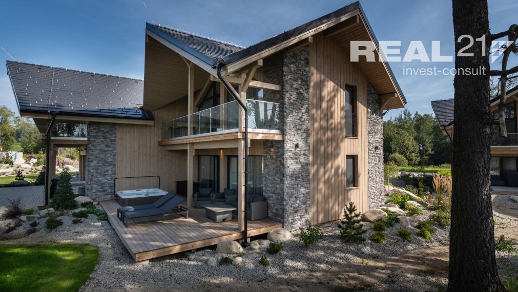 Rezervované! Exkluzívny 3 izbový apartmán s výhľadom na Lomnický štít priamo v srdci golfového areálu Black Stork – Veľká Lomnica. Možný odpočet DPH.